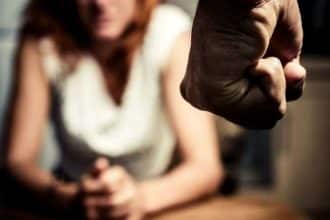 Mașină de patrulă a Poliției Municipiului Deva parcată în fața unei secții în timpul desfășurării unei anchete penale.