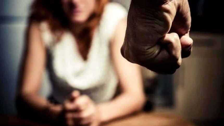 Mașină de patrulă a Poliției Municipiului Deva parcată în fața unei secții în timpul desfășurării unei anchete penale.