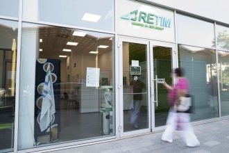 Pubele colorate pentru colectarea selectivă a plasticului, hârtiei și sticlei amplasate într-un cartier din județul Timiș.