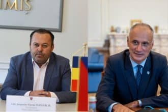 Lideri politici locali susținând declarații în fața jurnaliștilor despre negocierile pentru administrația publică din Timișoara.