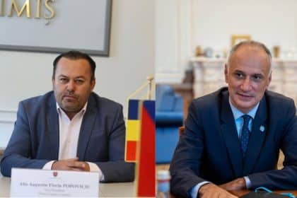 Lideri politici locali susținând declarații în fața jurnaliștilor despre negocierile pentru administrația publică din Timișoara.
