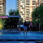 Structura metalică a unei stații de autobuz STPT avariată și geamuri sparte în urma unui impact cu un autoturism.