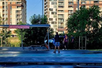 Structura metalică a unei stații de autobuz STPT avariată și geamuri sparte în urma unui impact cu un autoturism.