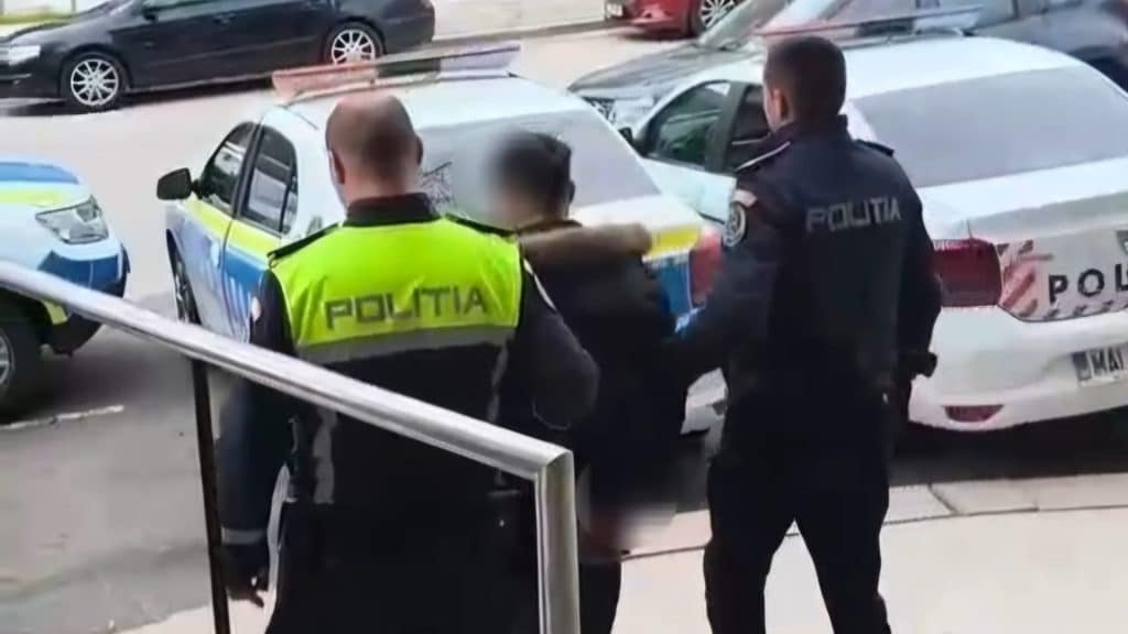Autospecială a Inspectoratului de Poliție Județean Arad parcată în fața unei secții de poliție din mediul rural.