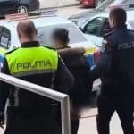 Autospecială a Inspectoratului de Poliție Județean Arad parcată în fața unei secții de poliție din mediul rural.