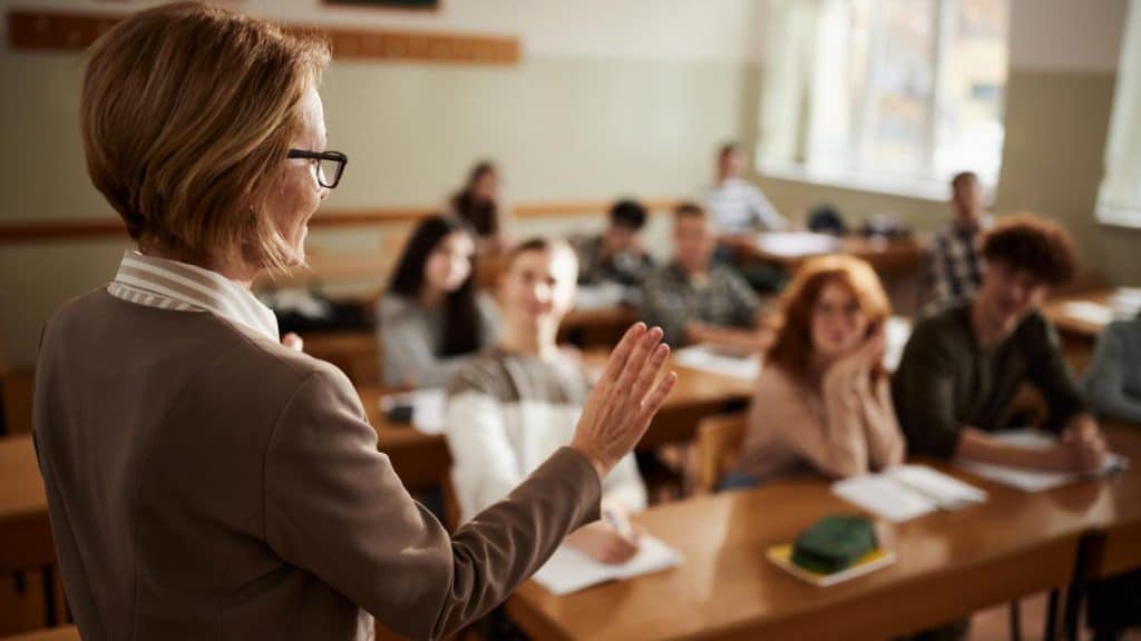 Elevi dintr-o sală de clasă din județul Timiș susținând o probă scrisă în cadrul examenelor naționale.