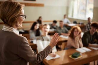 Elevi dintr-o sală de clasă din județul Timiș susținând o probă scrisă în cadrul examenelor naționale.