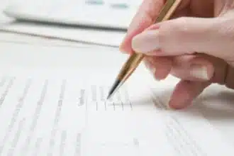 Absolvenți de liceu și studii superioare depunând documentele pentru consiliere profesională la sediul AJOFM Timiș.