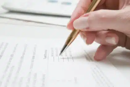 Absolvenți de liceu și studii superioare depunând documentele pentru consiliere profesională la sediul AJOFM Timiș.
