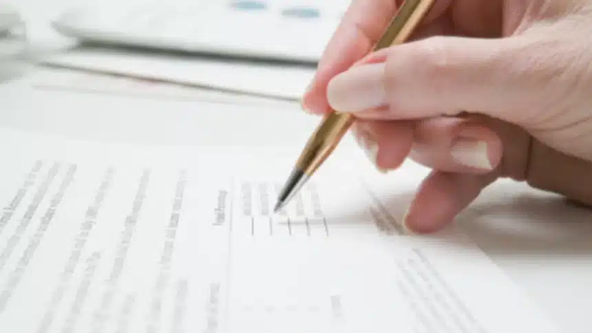 Absolvenți de liceu și studii superioare depunând documentele pentru consiliere profesională la sediul AJOFM Timiș.