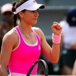 Jucătoarea de tenis Sorana Cîrstea ridicând brațele în semn de victorie pe zgura de la Paris după meciul din optimi.