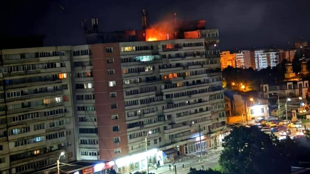 Pompieri militari și echipaje de prim ajutor acționând la acoperișul unui bloc din Galați după prăbușirea unei drone militare.