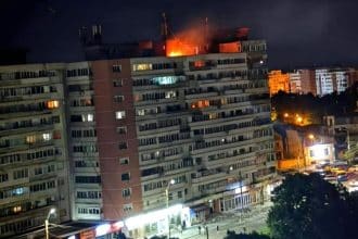 Pompieri militari și echipaje de prim ajutor acționând la acoperișul unui bloc din Galați după prăbușirea unei drone militare.