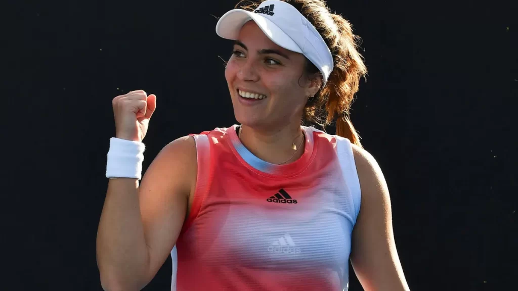 Jucătoarea română de tenis Gabriela Ruse sărbătorind calificarea în semifinalele turneului WTA 500 de la Bad Homburg Open, pe terenul de iarbă din Germania.