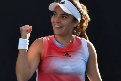 Jucătoarea română de tenis Gabriela Ruse sărbătorind calificarea în semifinalele turneului WTA 500 de la Bad Homburg Open, pe terenul de iarbă din Germania.