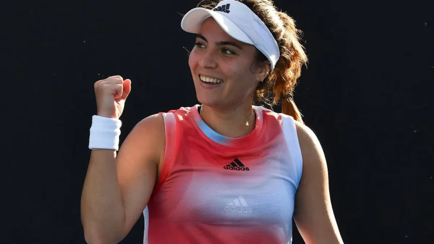 Jucătoarea română de tenis Gabriela Ruse sărbătorind calificarea în semifinalele turneului WTA 500 de la Bad Homburg Open, pe terenul de iarbă din Germania.
