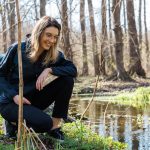 Ministrul interimar al Mediului, Diana Buzoianu, susținând o declarație de presă despre reforma din sistemul silvic.