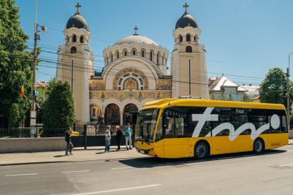 Noul autobuz electric de 10 metri din flota STPT, rulând pe linia expres către Aeroportul Internațional Traian Vuia Timișoara.