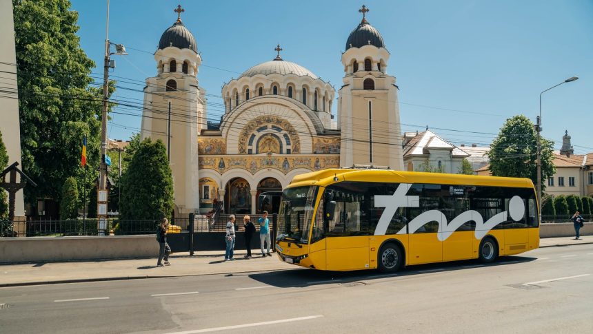 Noul autobuz electric de 10 metri din flota STPT, rulând pe linia expres către Aeroportul Internațional Traian Vuia Timișoara.