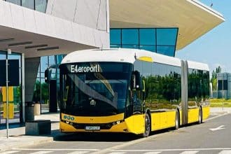 Zonă de acces auto și stație de preluare a călătorilor în fața Aeroportului Internațional Traian Vuia din Timișoara.