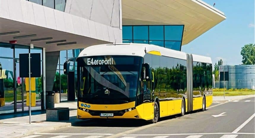 Zonă de acces auto și stație de preluare a călătorilor în fața Aeroportului Internațional Traian Vuia din Timișoara.
