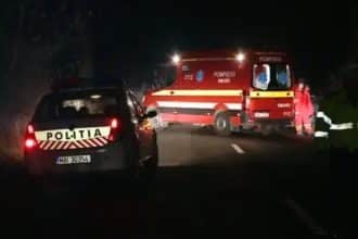 Autospeciale ale Inspectoratului de Poliție Județean Timiș staționate în zona de agrement de pe malul lacului Surduc pentru investigații.