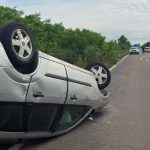 Autoturism răsturnat pe pavilion pe șoseaua DJ 593 la intrarea în localitatea Peciu Nou în urma coliziunii cu un atelaj hipo.