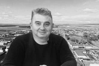 Portret oficial al lui Cornel Toma, fostul primar al comunei Pesac din județul Timiș.