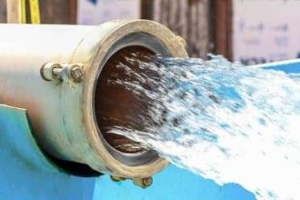 Echipe tehnice ale companiei Aquatim săpând pentru remedierea unei conducte de apă potabilă avariate pe o stradă din Timișoara.