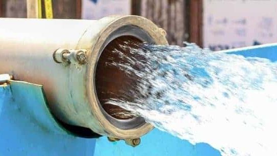 Echipe tehnice ale companiei Aquatim săpând pentru remedierea unei conducte de apă potabilă avariate pe o stradă din Timișoara.