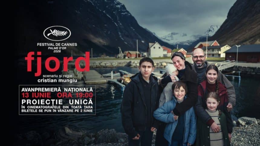 Regizorul român Cristian Mungiu pe covorul roșu de la Festivalul de Film de la Cannes ținând în mână trofeul Palme d’Or.