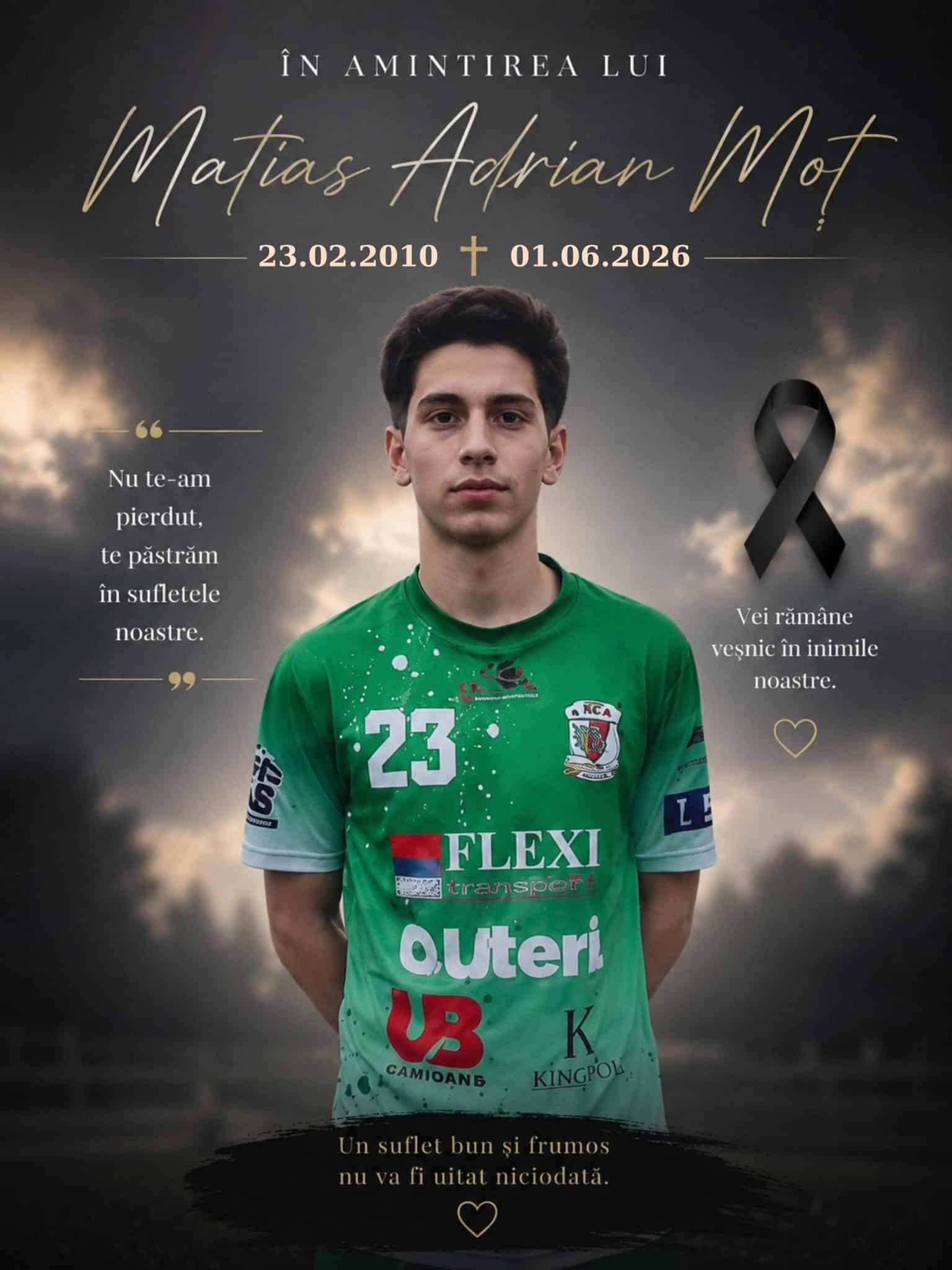 Lumânări aprinse, flori și fotografii depuse la poarta stadionului din Dumbrăvița în memoria tânărului fotbalist Matias Adrian Moț.