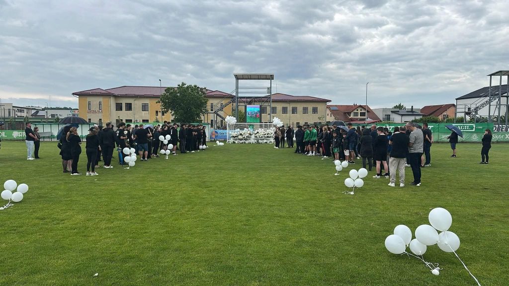 Lumânări aprinse, flori și fotografii depuse la poarta stadionului din Dumbrăvița în memoria tânărului fotbalist Matias Adrian Moț.