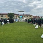 Lumânări aprinse, flori și fotografii depuse la poarta stadionului din Dumbrăvița în memoria tânărului fotbalist Matias Adrian Moț.