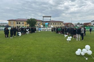 Lumânări aprinse, flori și fotografii depuse la poarta stadionului din Dumbrăvița în memoria tânărului fotbalist Matias Adrian Moț.