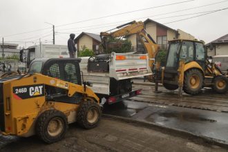 Echipe de muncitori și utilaje de asfaltare care efectuează lucrări de modernizare a carosabilului pe bulevardul Liviu Rebreanu.