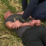 Autospecială de poliție cu semnalele acustice și luminoase pornite pe un drum de țară din județul Hunedoara în timpul unei intervenții.