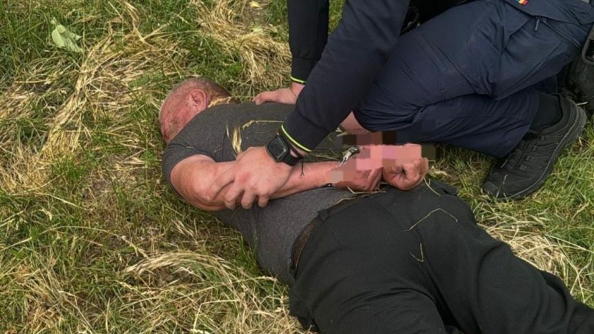 Autospecială de poliție cu semnalele acustice și luminoase pornite pe un drum de țară din județul Hunedoara în timpul unei intervenții.