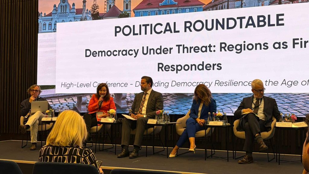 Lideri politici europeni și experți internaționali participând la conferința privind reziliența democratică organizată în Timișoara.