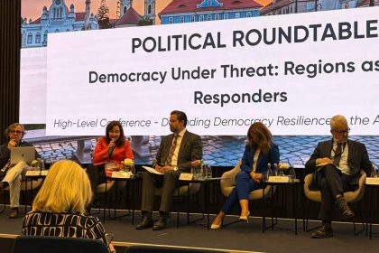 Lideri politici europeni și experți internaționali participând la conferința privind reziliența democratică organizată în Timișoara.