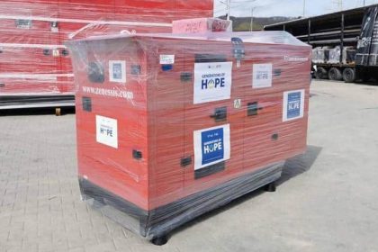Generatoare industriale de curent electric de mare capacitate pregătite pentru transport în cadrul unui program de ajutor umanitar.