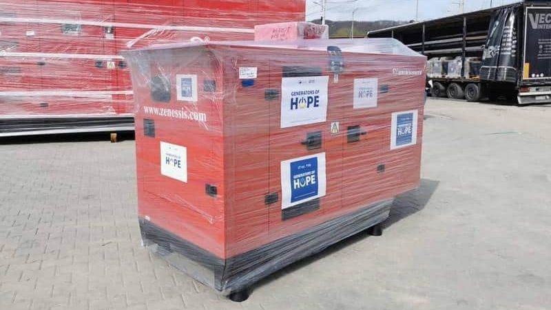 Generatoare industriale de curent electric de mare capacitate pregătite pentru transport în cadrul unui program de ajutor umanitar.