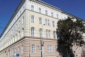 Angajați din sistemul judiciar protestând în fața clădirii Palatului de Justiție din Timișoara.
