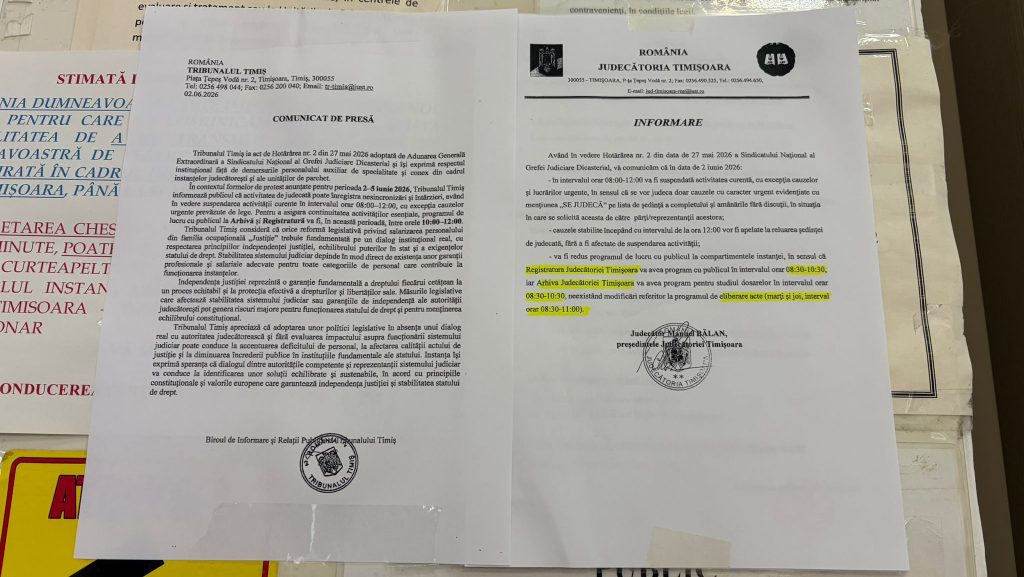 Afiș oficial lipit pe ușa Judecătoriei Timișoara care anunță modificarea programului din cauza acțiunilor sindicale.