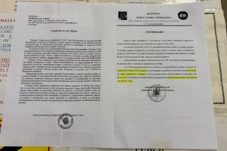 Afiș oficial lipit pe ușa Judecătoriei Timișoara care anunță modificarea programului din cauza acțiunilor sindicale.