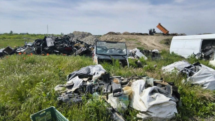 Polițiști locali din cadrul Serviciului Protecția Mediului inspectând o rampă ilegală de deșeuri pe domeniul public.
