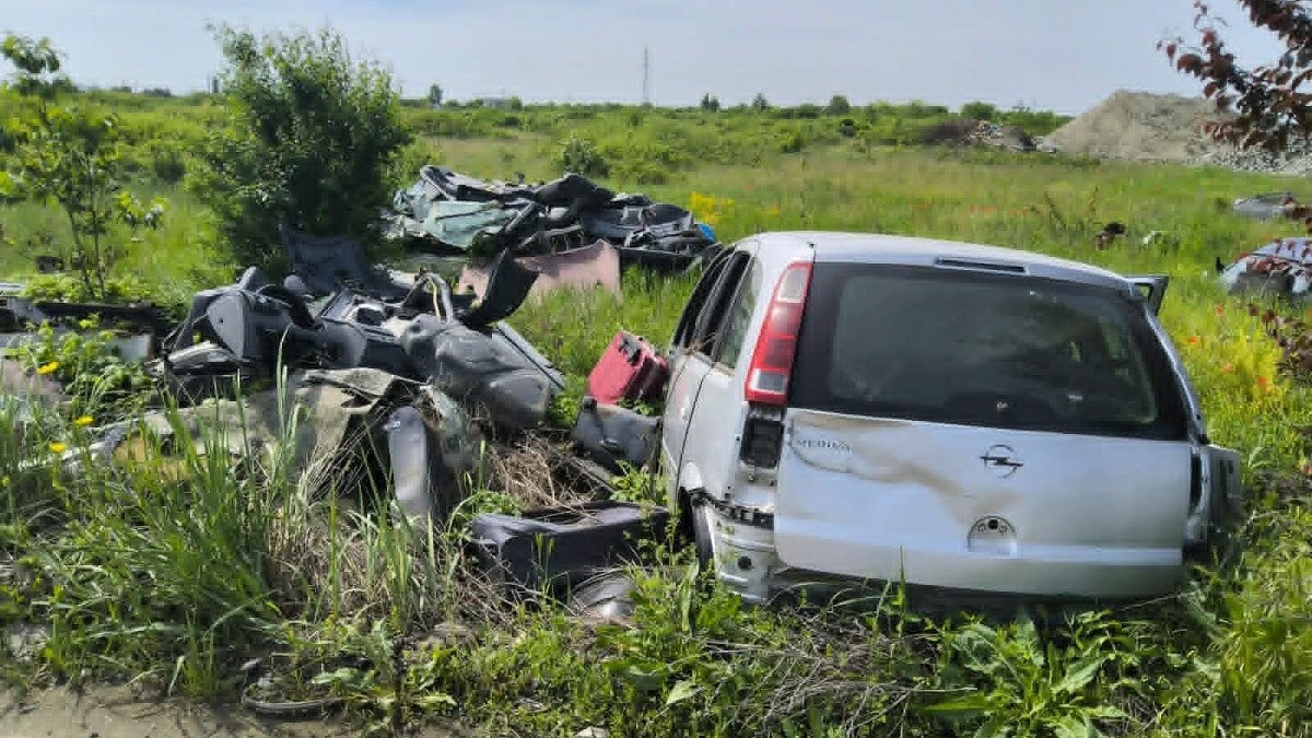 Polițiști locali din cadrul Serviciului Protecția Mediului inspectând o rampă ilegală de deșeuri pe domeniul public.