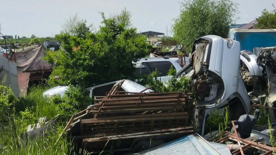 Polițiști locali din cadrul Serviciului Protecția Mediului inspectând o rampă ilegală de deșeuri pe domeniul public.