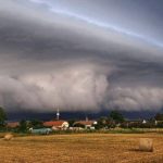 Nor de furtună masiv de tip supercelulă deasupra unei șosele din vestul țării în timpul unor descărcări electrice.