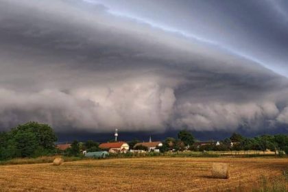 Nor de furtună masiv de tip supercelulă deasupra unei șosele din vestul țării în timpul unor descărcări electrice.